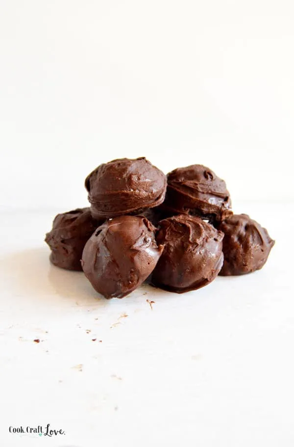 Bring these delicious and easy Oreo truffles to your next holiday cocktail party or special occasion and impress all your friends!