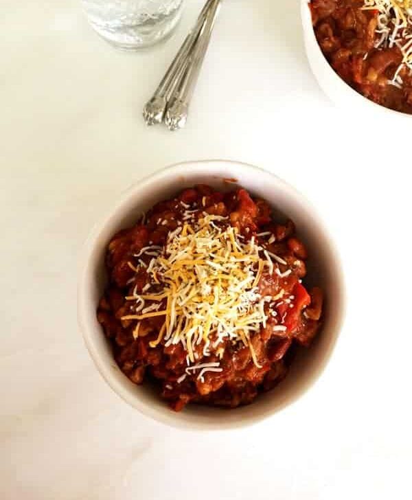 Try this healthy and delicious slow cooker turkey chili with ground turkey and enjoy some healthy comfort food to keep you warm.