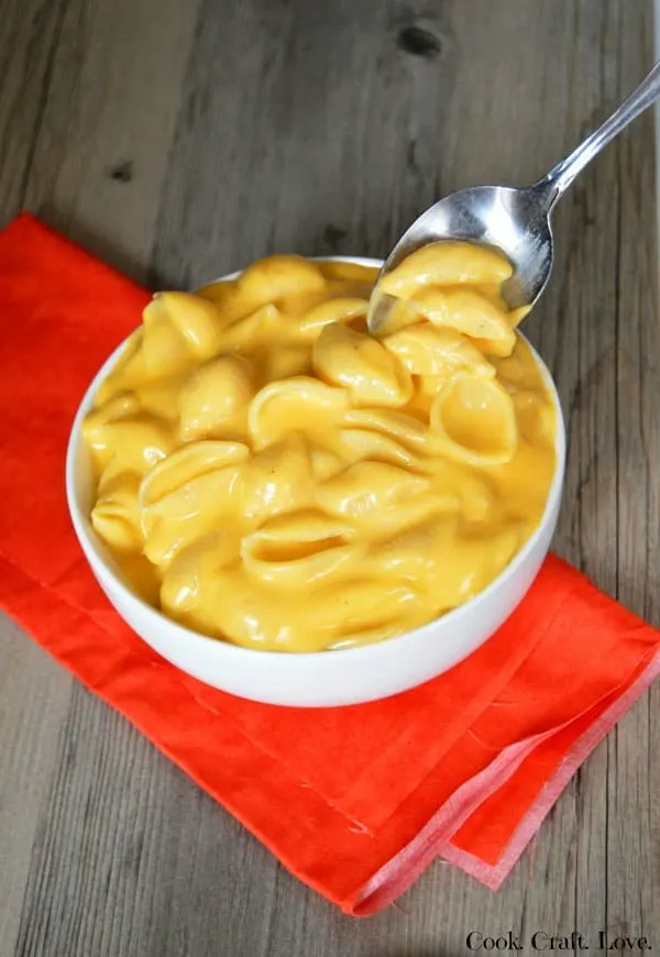 Mac and cheese is the ultimate comfort food and this creamy mac and cheese recipe is the answer to my little mac and cheese prayers!