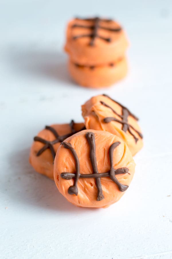 Need a delicious game time snack? These OREO Cookie basketballs and creamy and sweet 3 ingredient fruit dip are the perfect way to celebrate the big tournament this year! 