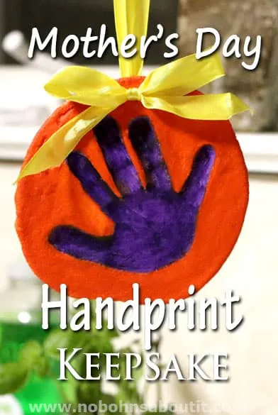 Need an adorable mothers day craft for your kids? Try this sweet handprint keepsake for your momma this mothers day!