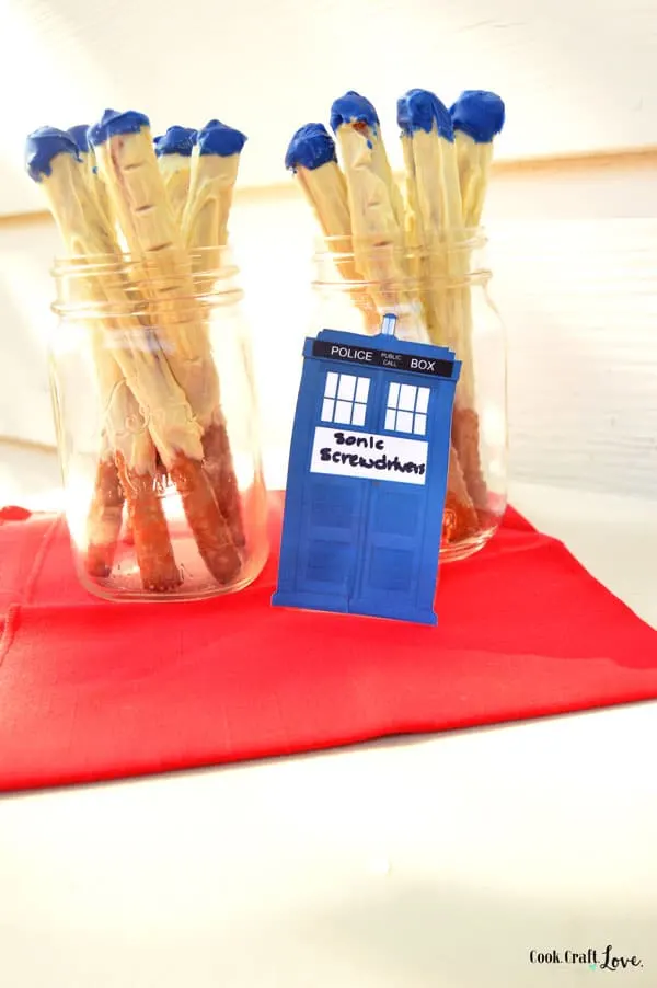 Dr. Who is a phenomenon in our house so of course when my best friend got married I had to throw her a Dr. Who themed bridal shower!