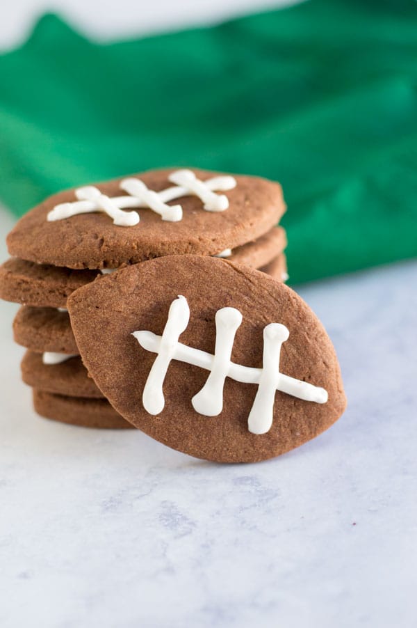 Football season is upon us! Check out these adorable and easy chocolate shortbread football cookies perfect for your next football party or tailgate!