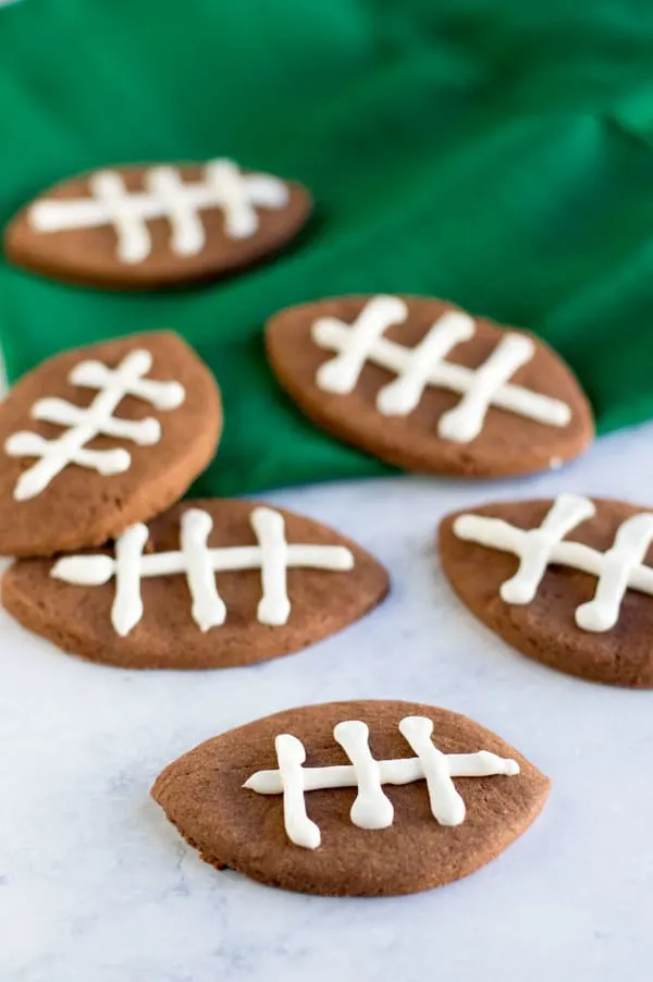 Football season is upon us! Check out these adorable and easy chocolate shortbread football cookies perfect for your next football party or tailgate!