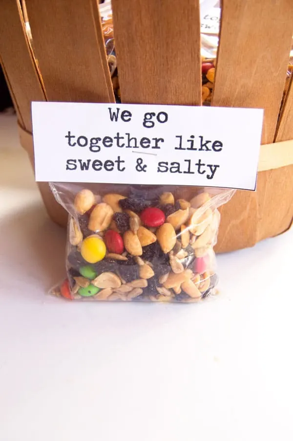 DIY weddings are all the rage as couples prefer to spend less on their big days.  Try this super cute DIY wedding favor for your big day for just pennies per guest!