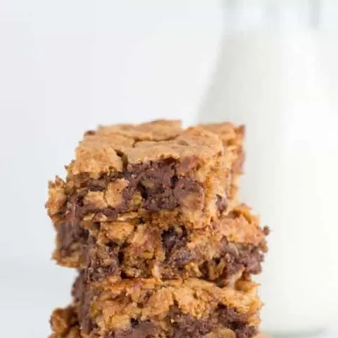 Oatmeal chocolate chunk bars deliver a gooey chocolate flavor with a hint of cinnamon and the perfect crunch from the oatmeal.